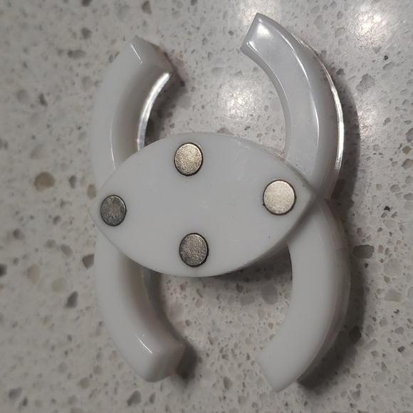 Pin Plastic Magnetic Backing - Picture 7 of 8